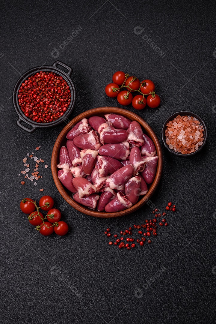 Corações de galinha frescos em uma mesa de concreto