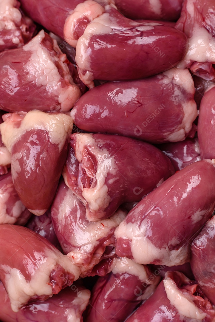 Corações de galinha frescos em uma mesa de concreto