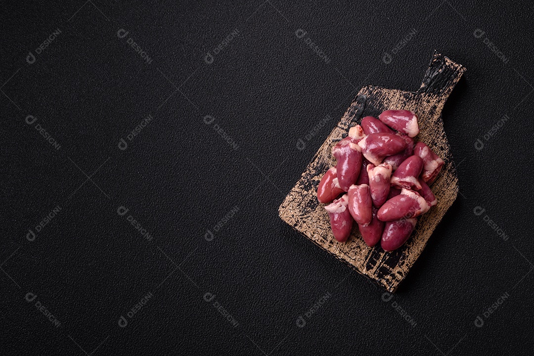 Corações de galinha frescos em uma mesa de concreto