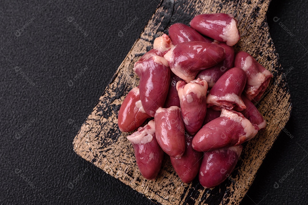 Corações de galinha frescos em uma mesa de concreto