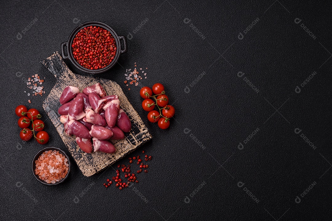 Corações de galinha frescos em uma mesa de concreto