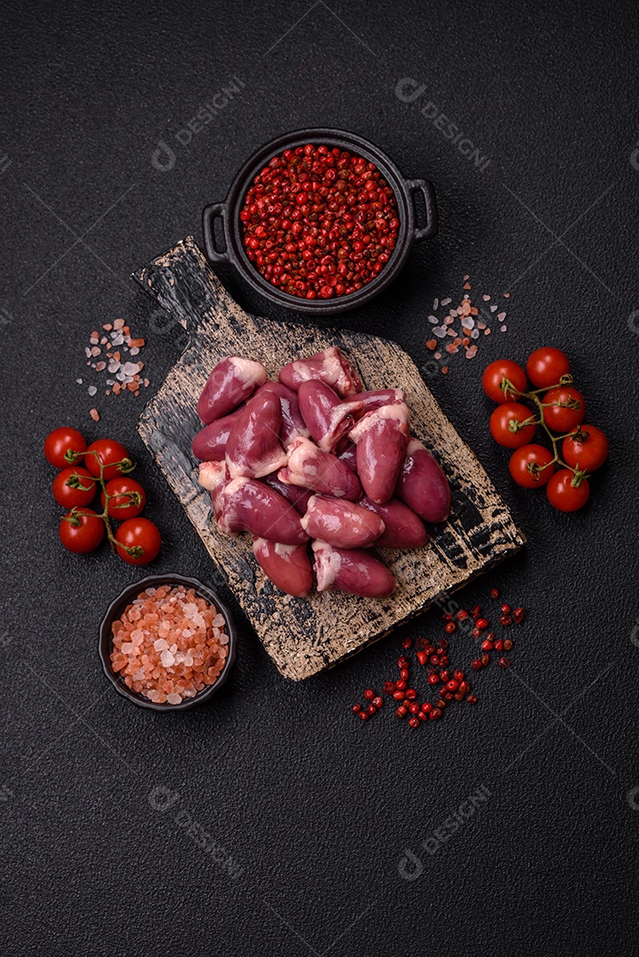 Corações de galinha frescos em uma mesa de concreto