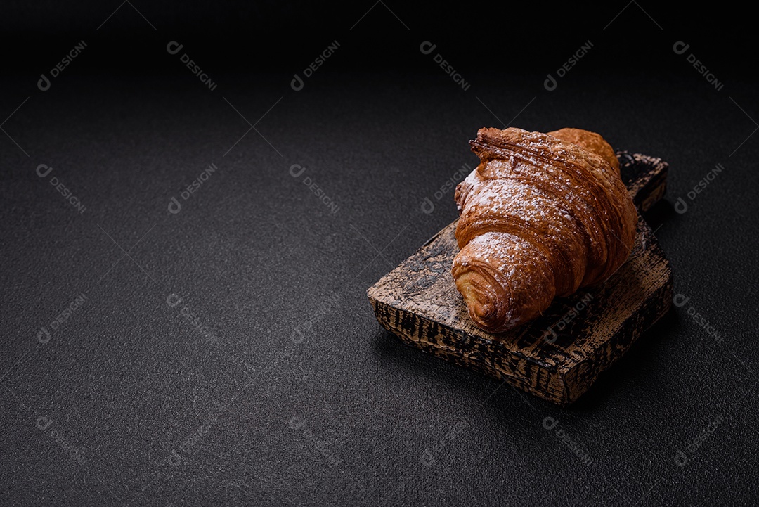 Delicioso croissants em uma mesa de concreto