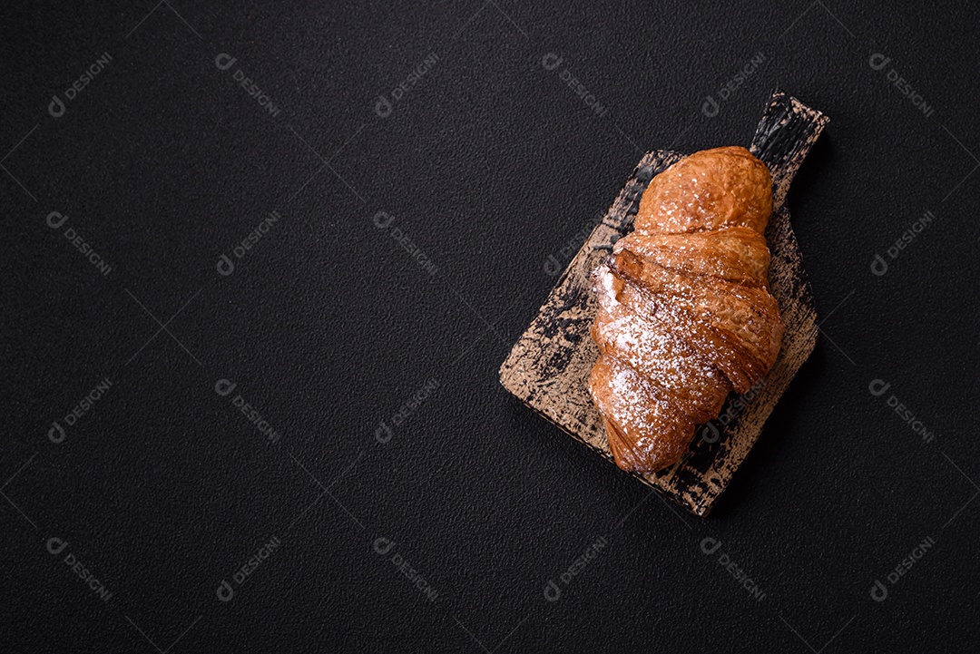 Delicioso croissants em uma mesa de concreto