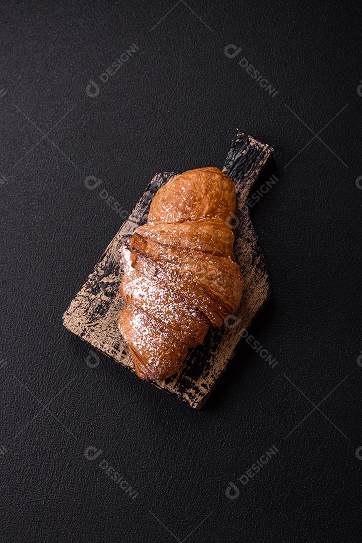Delicioso croissants em uma mesa de concreto