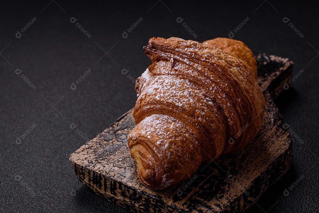 Delicioso croissants em uma mesa de concreto
