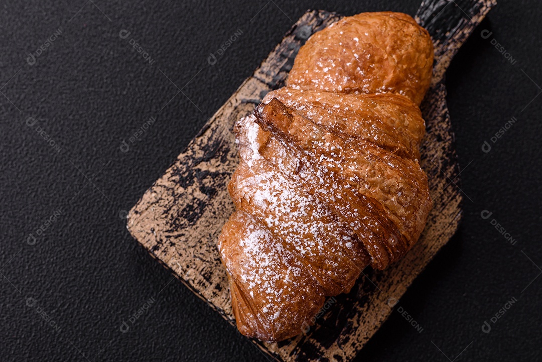 Delicioso croissants em uma mesa de concreto