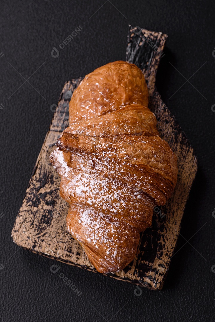 Delicioso croissants em uma mesa de concreto