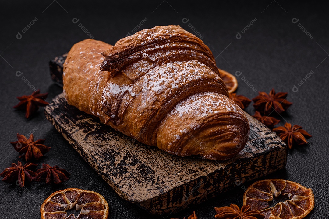 Delicioso croissants em uma mesa de concreto
