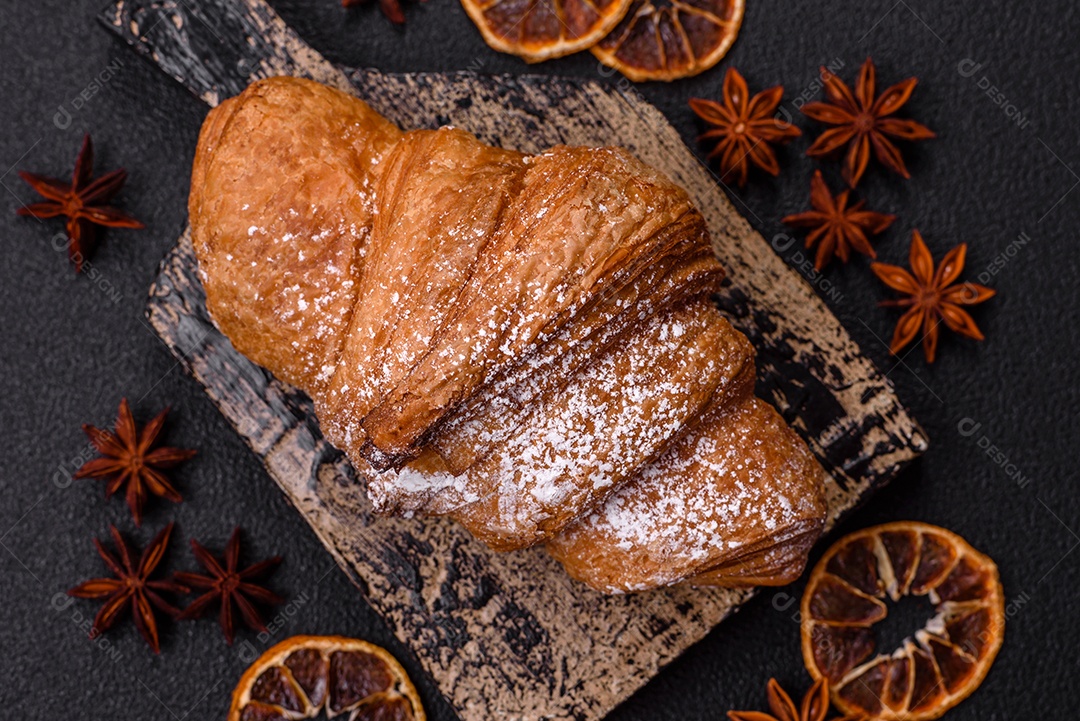 Delicioso croissants em uma mesa de concreto