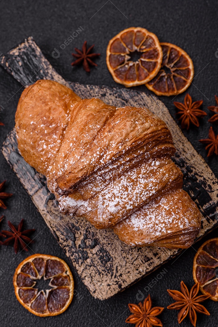 Delicioso croissants em uma mesa de concreto