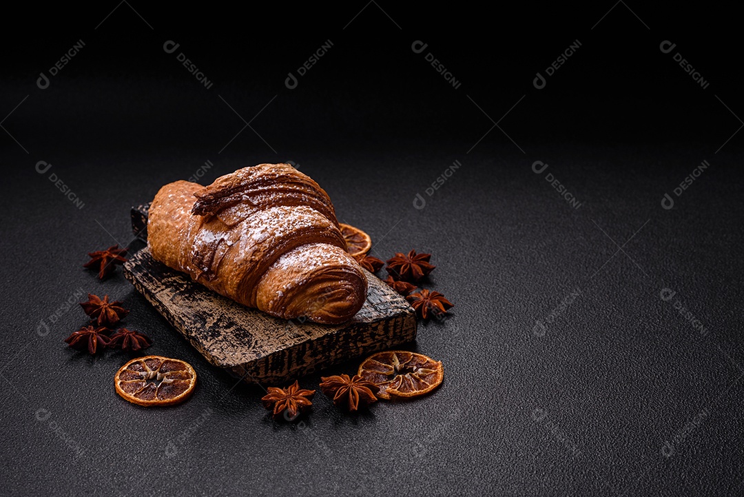 Delicioso croissants em uma mesa de concreto