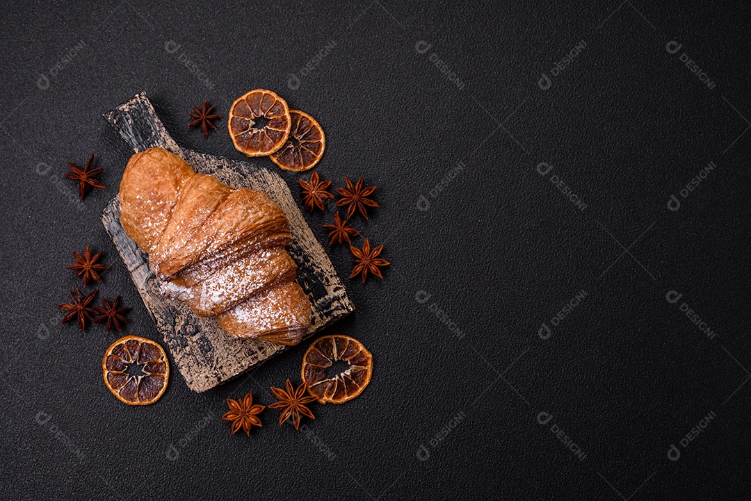 Delicioso croissants em uma mesa de concreto