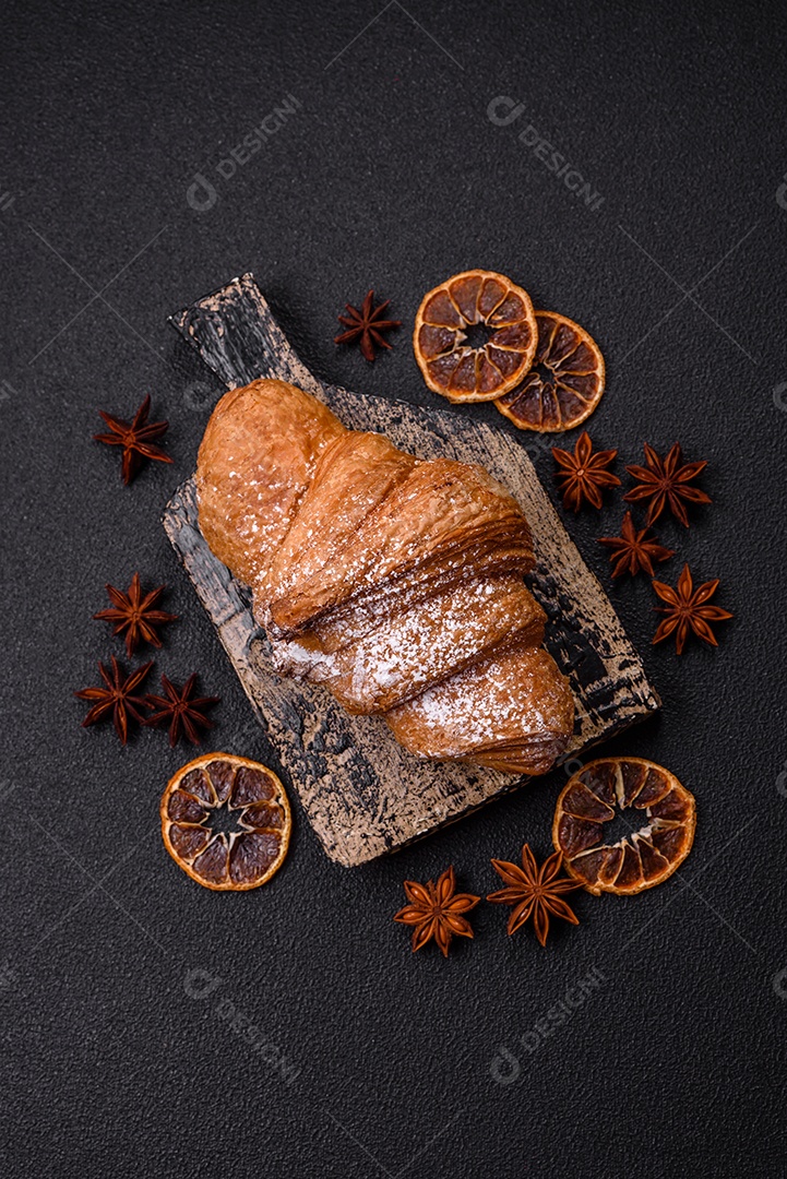 Delicioso croissants em uma mesa de concreto