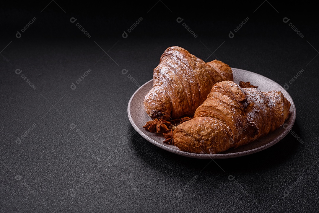 Delicioso croissants em uma mesa de concreto
