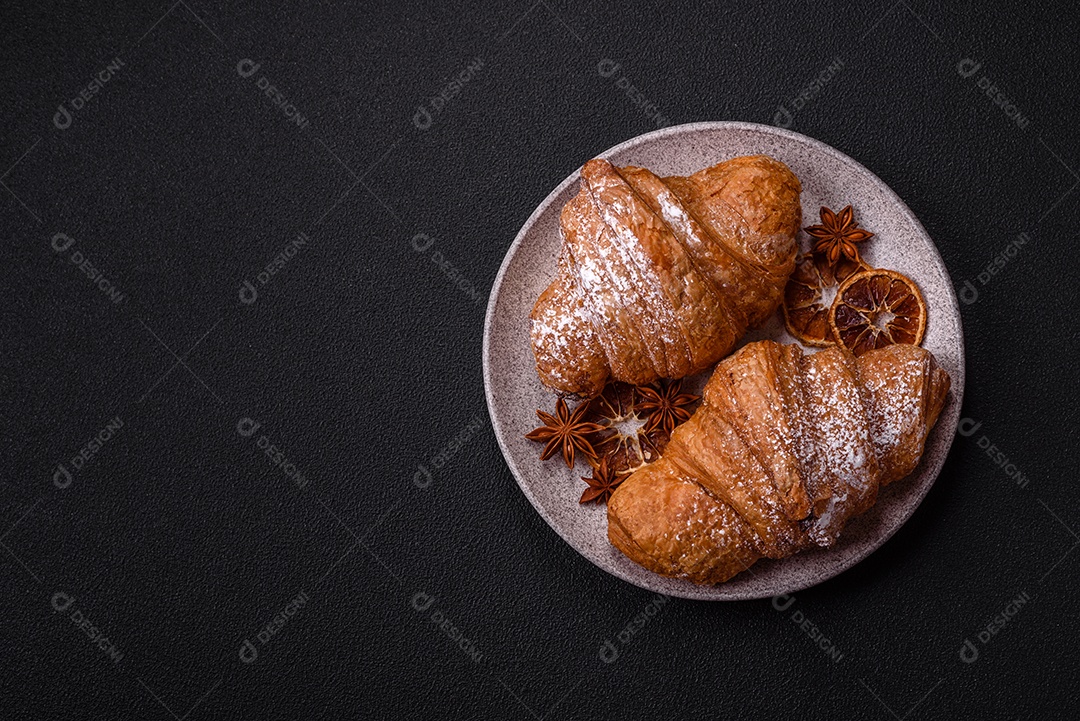 Delicioso croissants em uma mesa de concreto