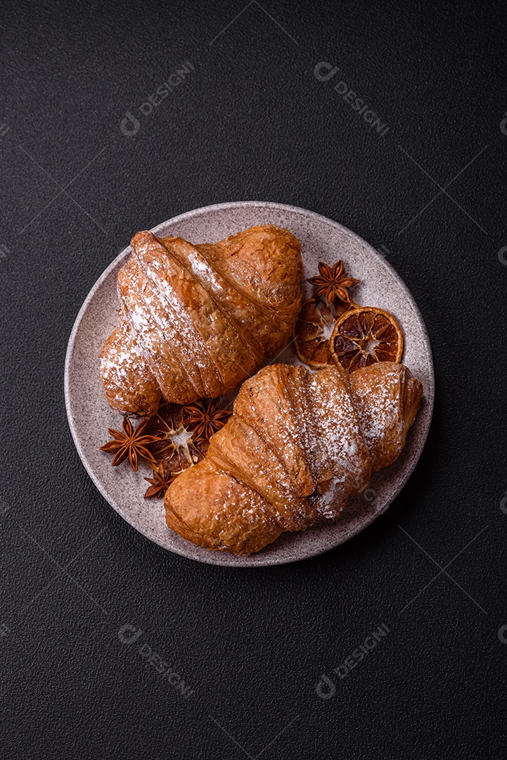 Delicioso croissants em uma mesa de concreto