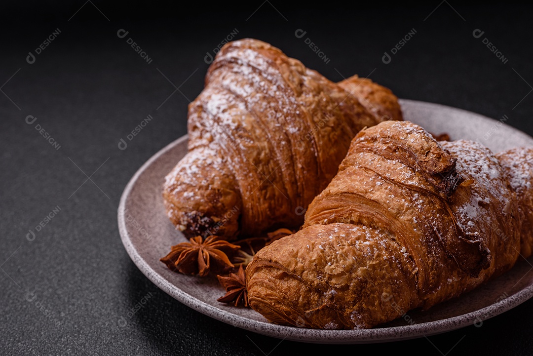 Delicioso croissants em uma mesa de concreto