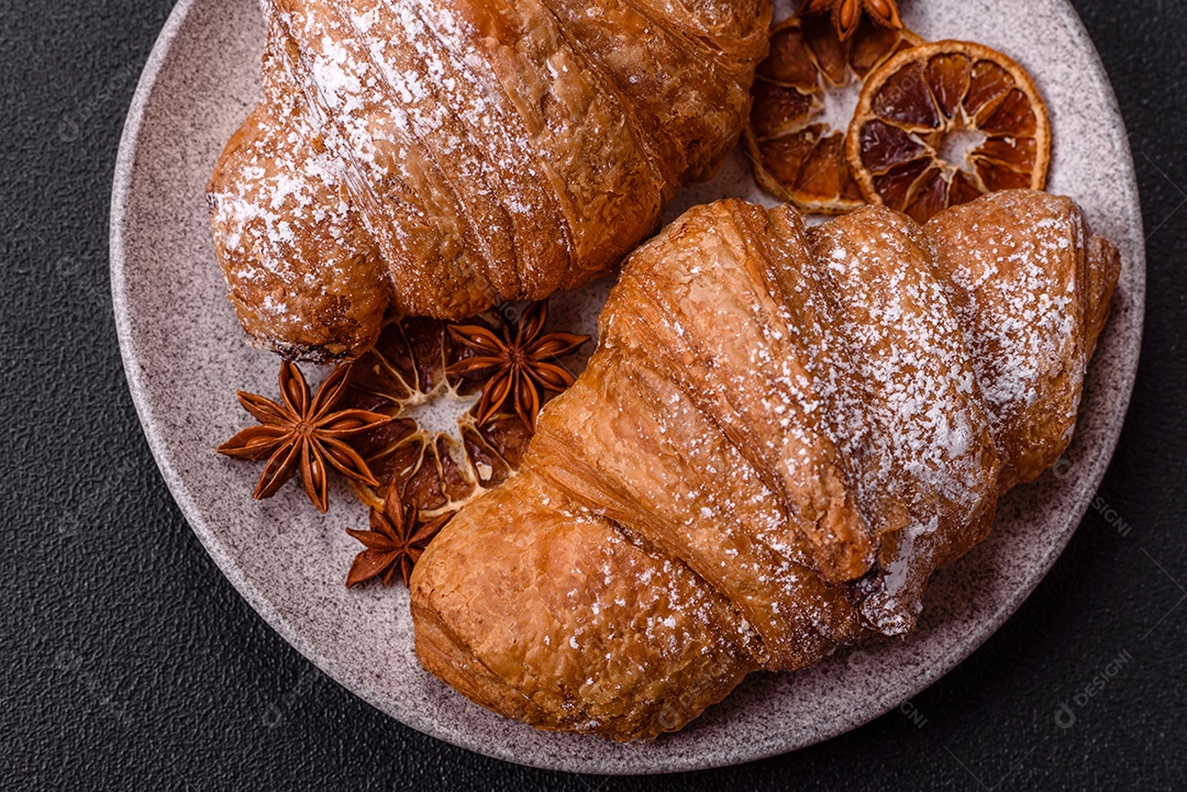 Delicioso croissants em uma mesa de concreto