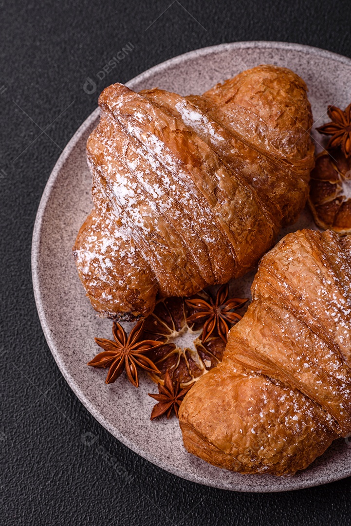 Delicioso croissants em uma mesa de concreto