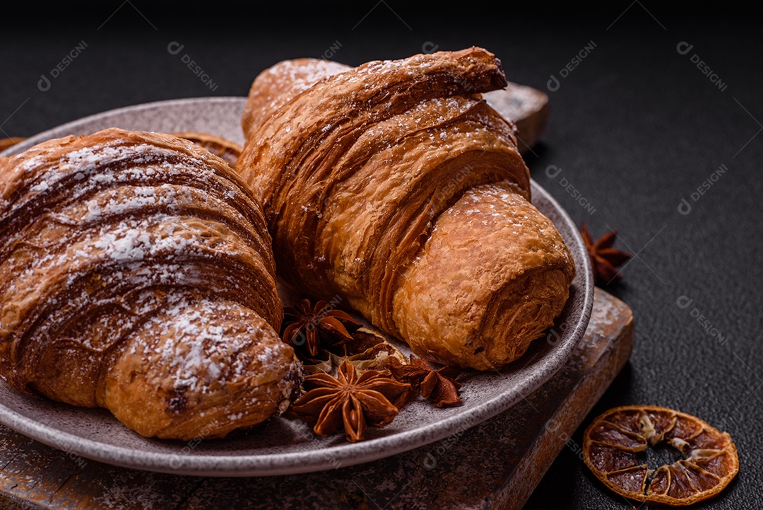 Delicioso croissants em uma mesa de concreto