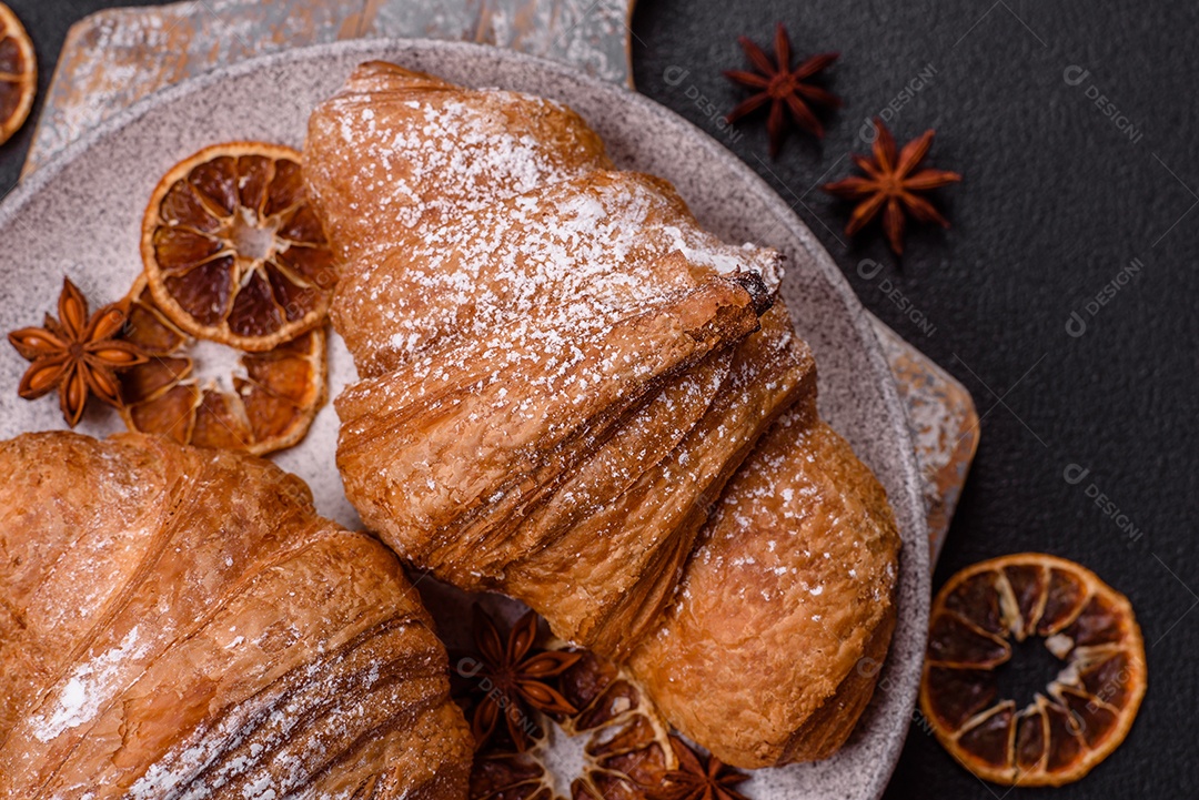 Delicioso croissants em uma mesa de concreto