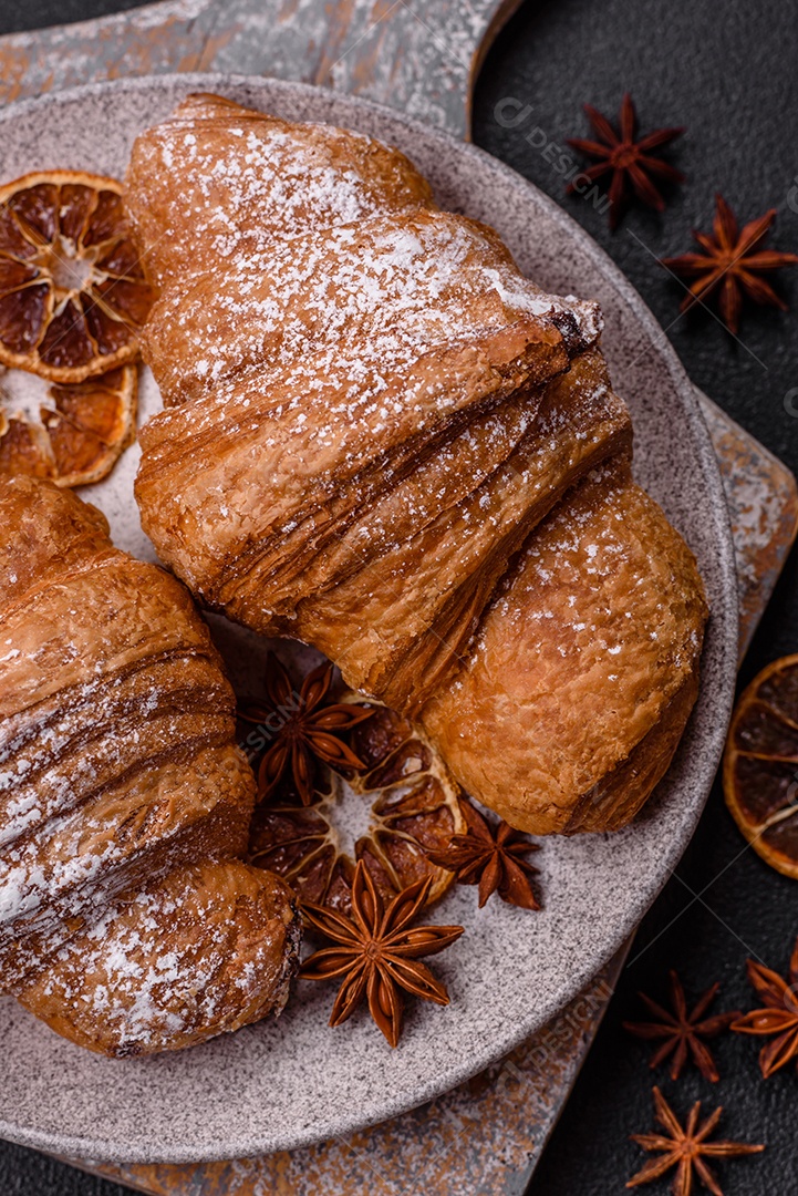 Delicioso croissants em uma mesa de concreto