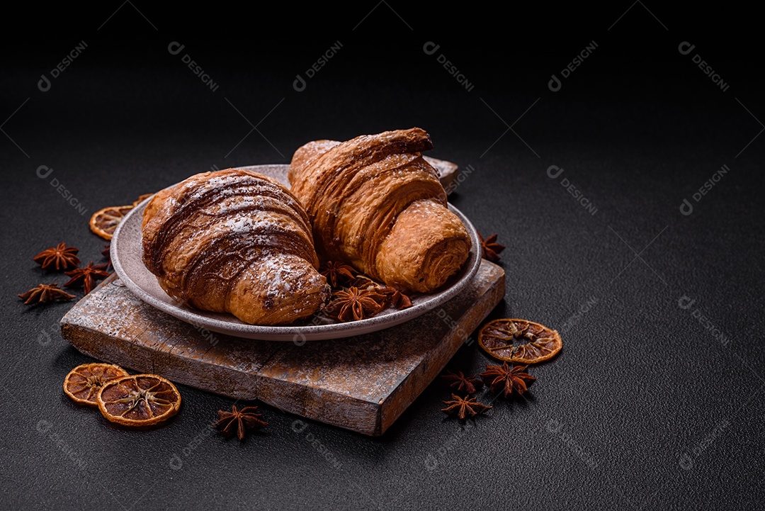 Delicioso croissants em uma mesa de concreto
