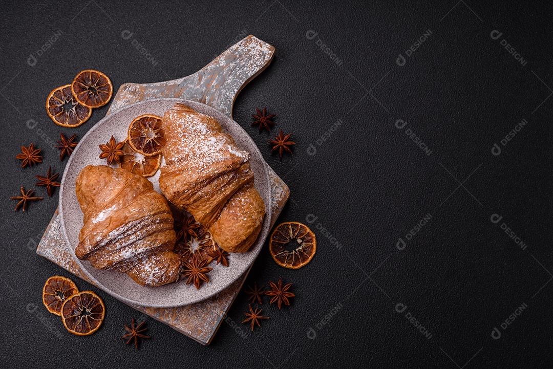 Delicioso croissants em uma mesa de concreto
