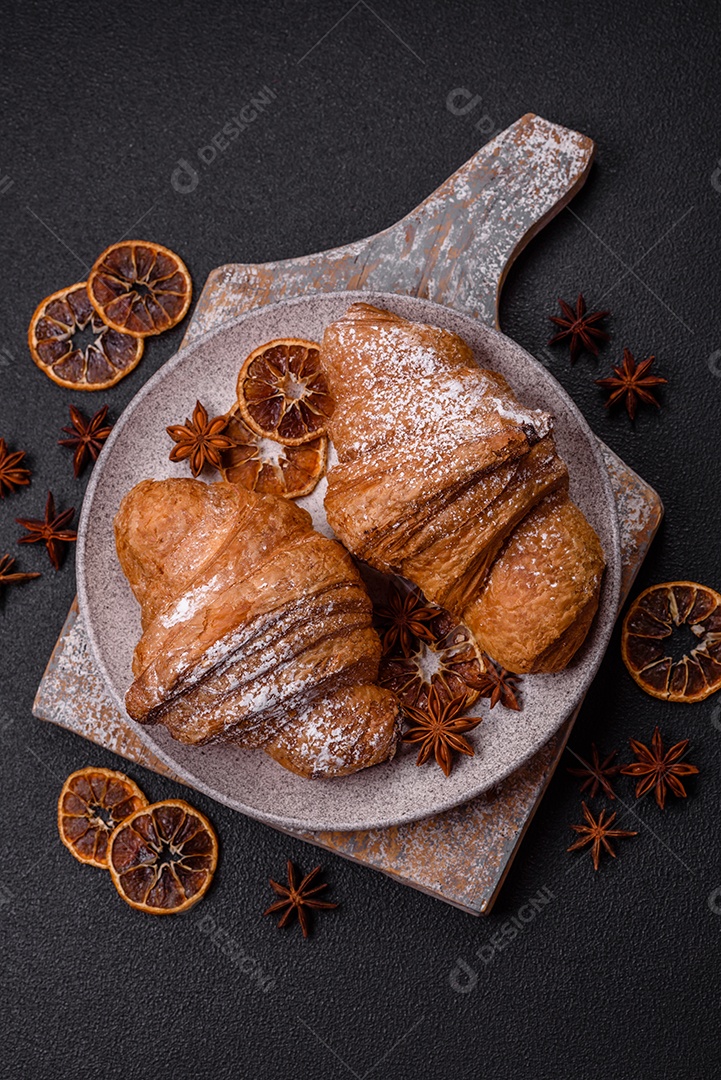 Delicioso croissants em uma mesa de concreto