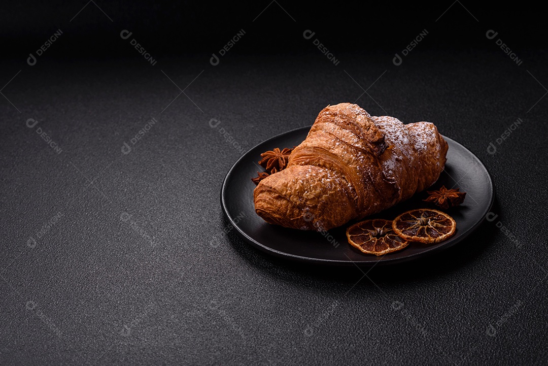 Delicioso croissants em uma mesa de concreto