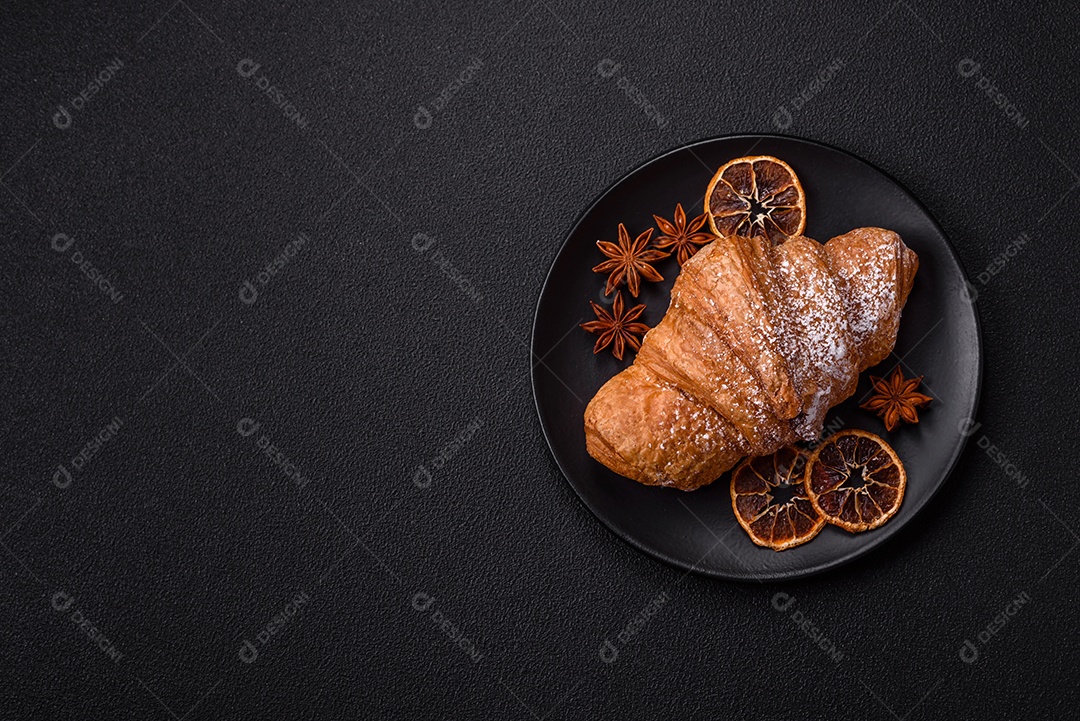 Delicioso croissants em uma mesa de concreto