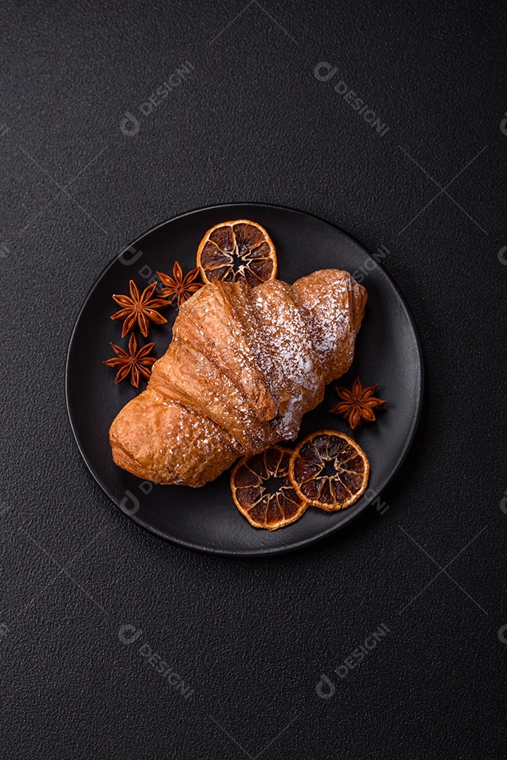 Delicioso croissants em uma mesa de concreto