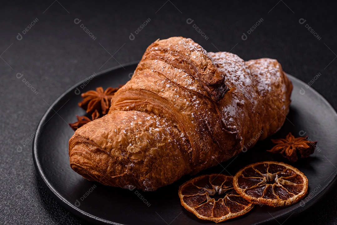 Delicioso croissants em uma mesa de concreto