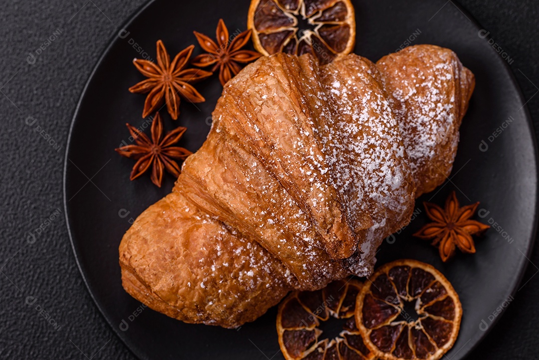 Delicioso croissants em uma mesa de concreto