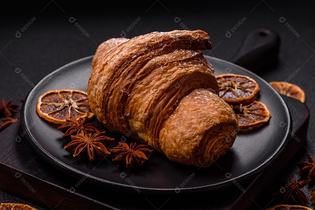 Delicioso croissants em uma mesa de concreto