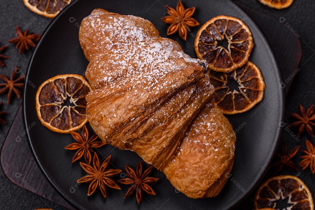 Delicioso croissants em uma mesa de concreto