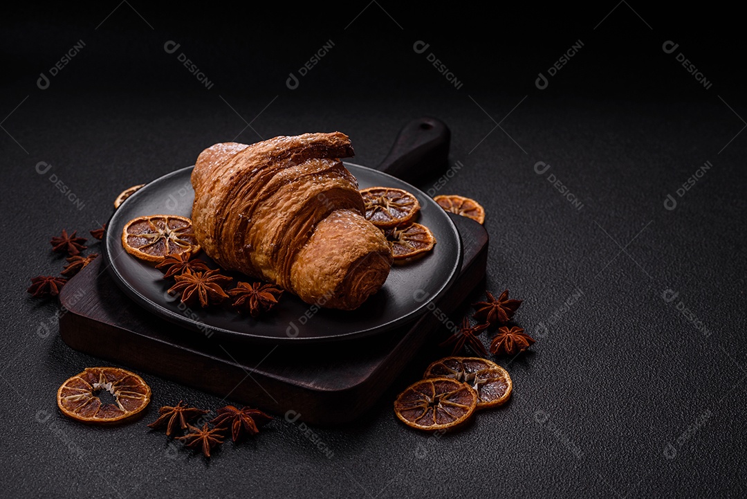 Delicioso croissants em uma mesa de concreto