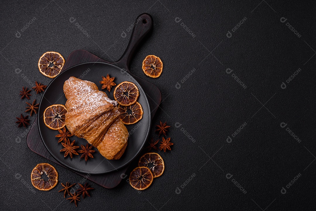Delicioso croissants em uma mesa de concreto