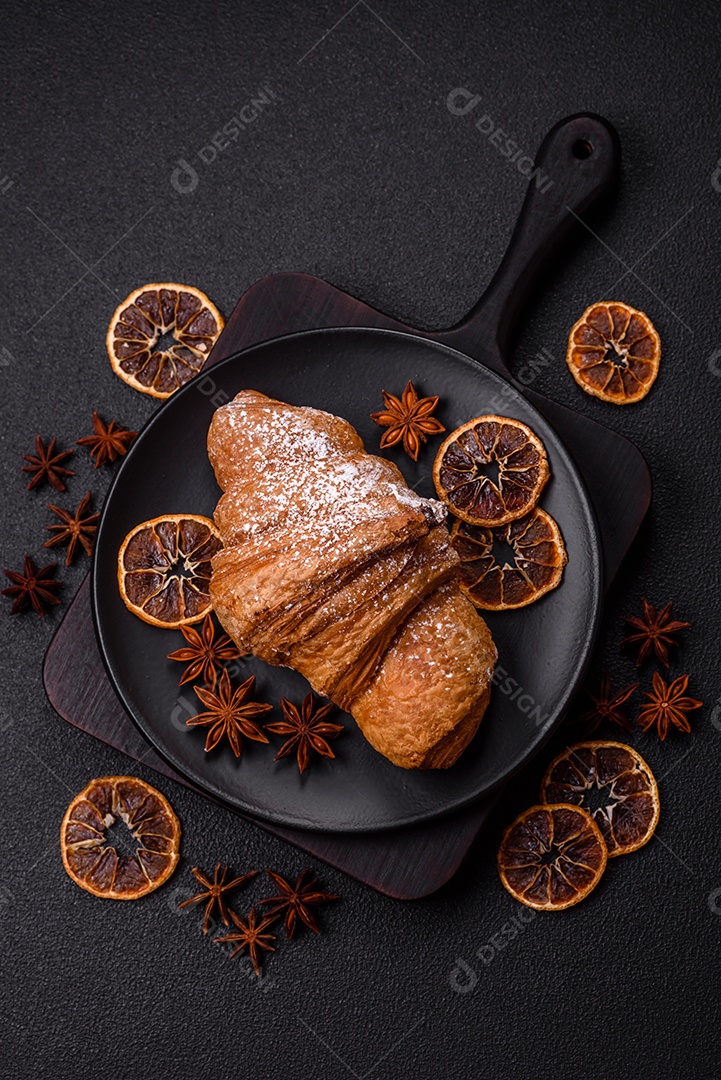 Delicioso croissants em uma mesa de concreto