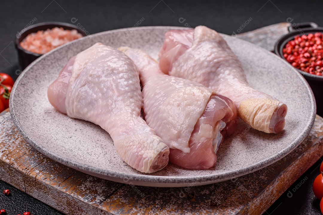 Carne de frango fresca crua em uma mesa de concreto