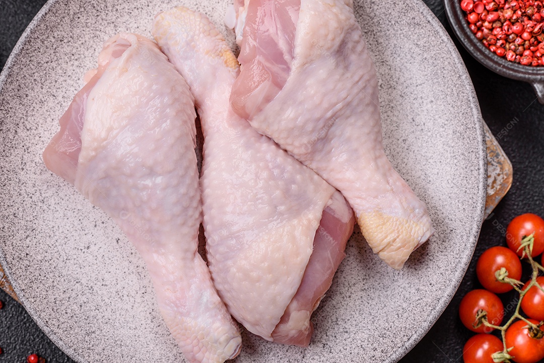 Carne de frango fresca crua em uma mesa de concreto