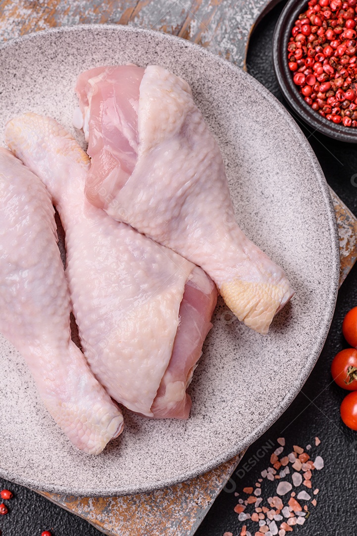 Carne de frango fresca crua em uma mesa de concreto