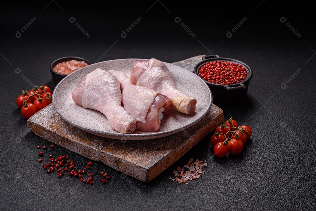 Carne de frango fresca crua em uma mesa de concreto