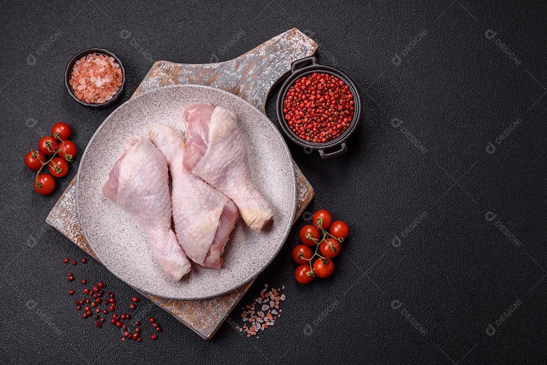 Carne de frango fresca crua em uma mesa de concreto