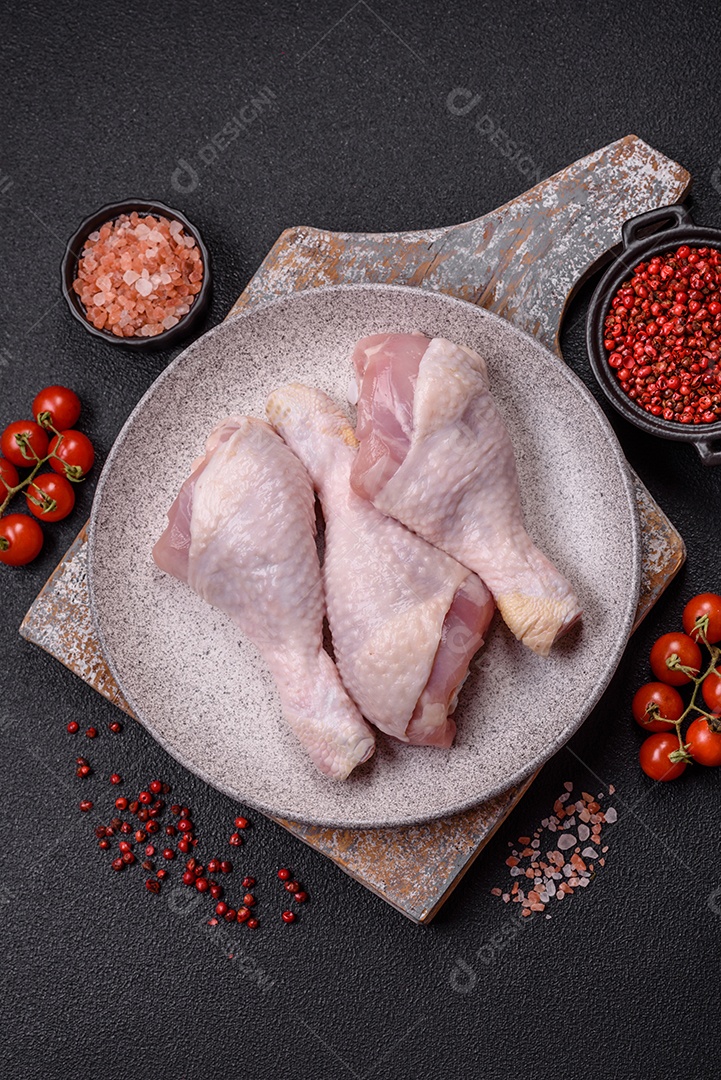 Carne de frango fresca crua em uma mesa de concreto