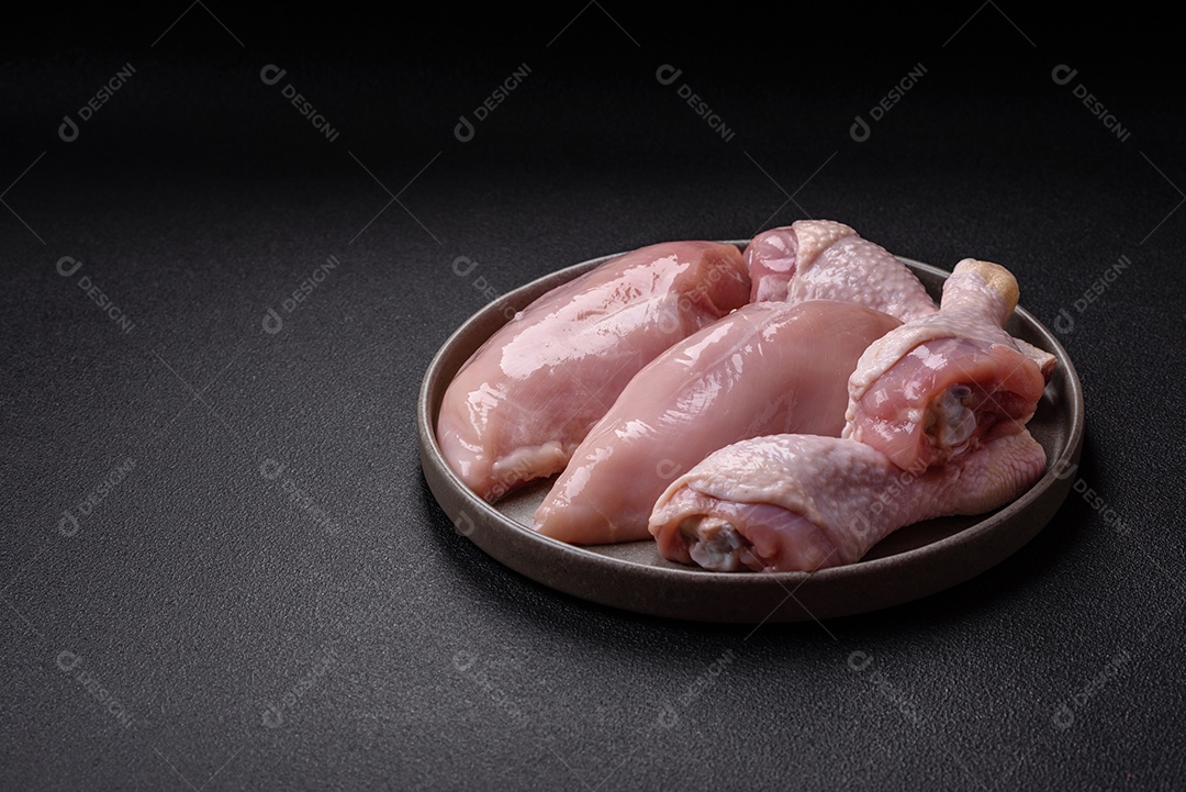 Carne de frango fresca crua em uma mesa de concreto