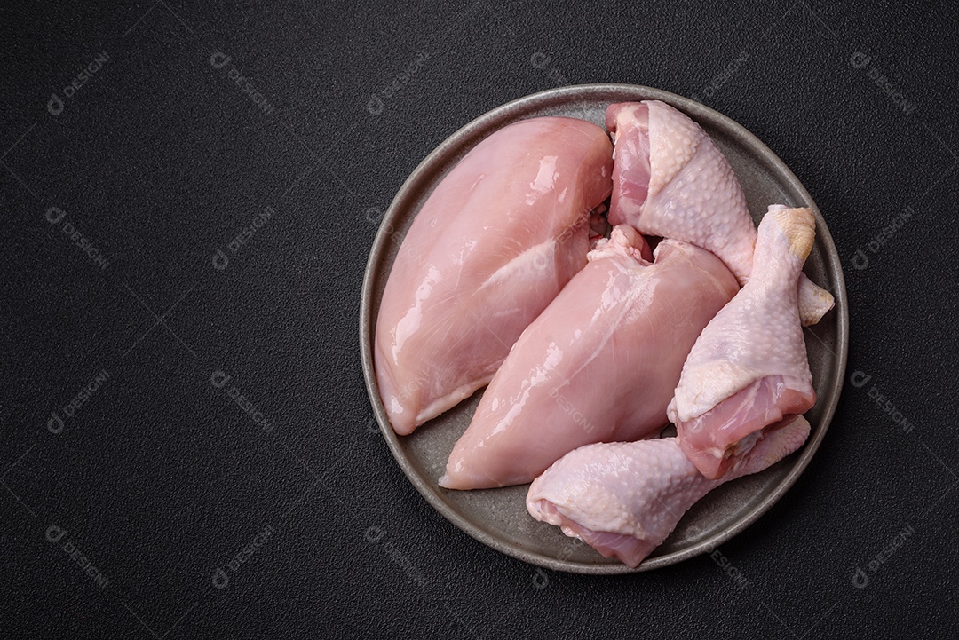 Carne de frango fresca crua em uma mesa de concreto