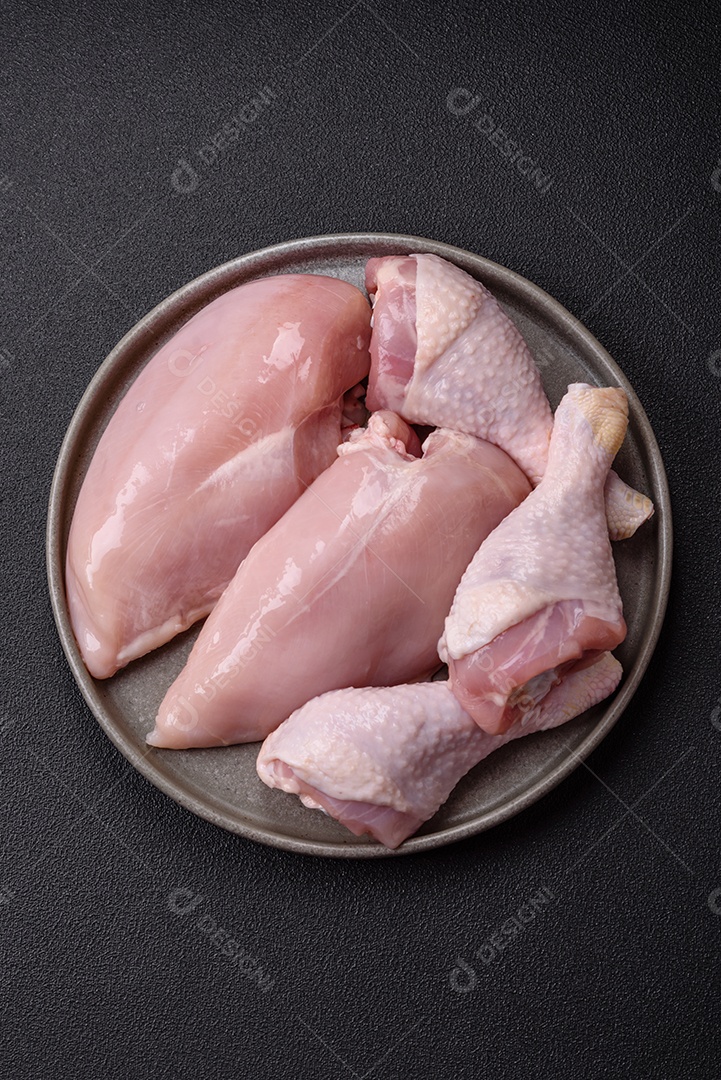 Carne de frango fresca crua em uma mesa de concreto