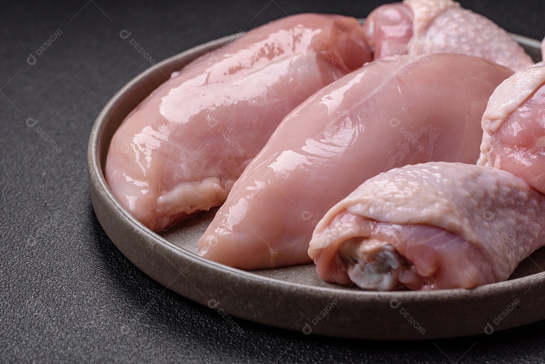 Carne de frango fresca crua em uma mesa de concreto